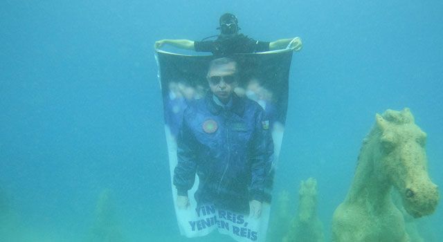 Meclis üyesi, su altında Erdoğan posteri açtı