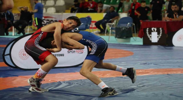 Mehmet Akif Pirim U15 Grekoromen Güreş Türkiye Şampiyonasında madalyalar dağıtıldı