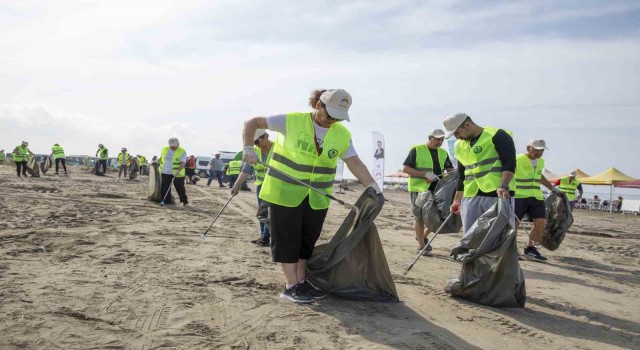 Mersin Büyükşehir Belediyesinden sahil temizleme etkinliği