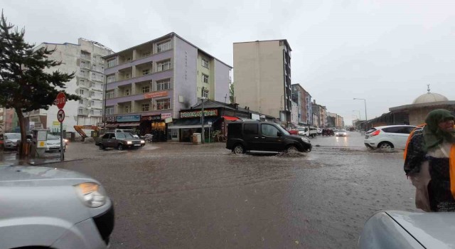 Meteoroloji uyarmıştı, Karsta caddeler göle döndü
