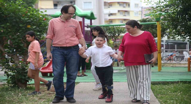 Minik Ege 9,5 yıl sonra ilk adımı atmanın mutluluğunu yaşıyor