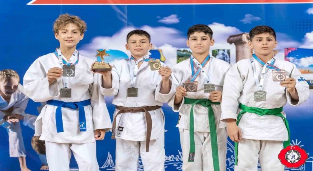 Minik judocular ilk kez katıldıkları şampiyonadan 7 madalya ile döndü