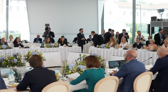 Sandu: Ukrayna sınırına 20 kilometre uzaklıkta toplanmamız, Ukrayna ile dayanışmamızın açık bir ifadesi