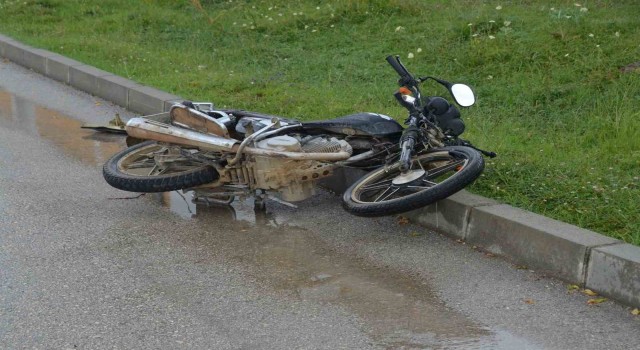 Motosiklet kazasında ağır yaralanan gencin hayati tehlikesi sürüyor