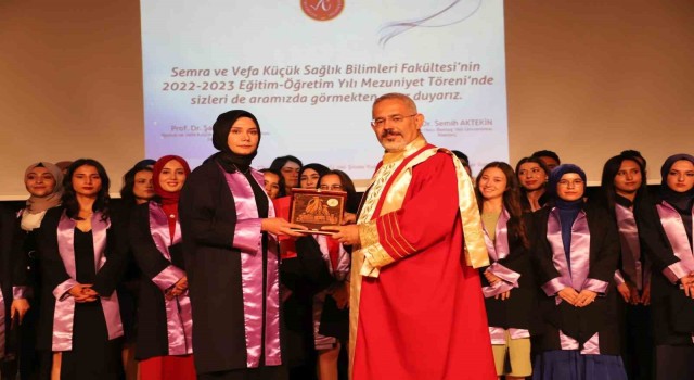 NEVÜde gururlandıran mezuniyet