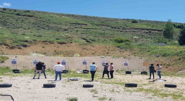 Öğrencilere atış eğitimi