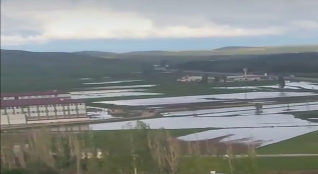 Okul bahçesi sular altında kaldı, öğrenciler birbirini sırtladı