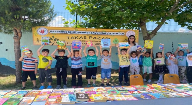 Okuldaki takas pazarıyla aşırı tüketimin önüne geçtiler