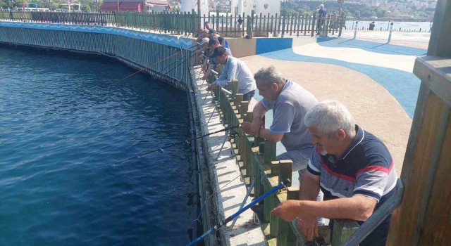 Olta balıkçılığı sezonu açıldı: Oltasını alan sahile iniyor