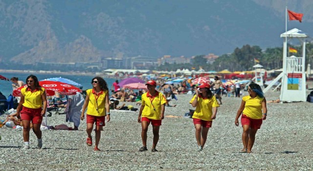 Onları gören erkekler boğulma numarası yapıyor