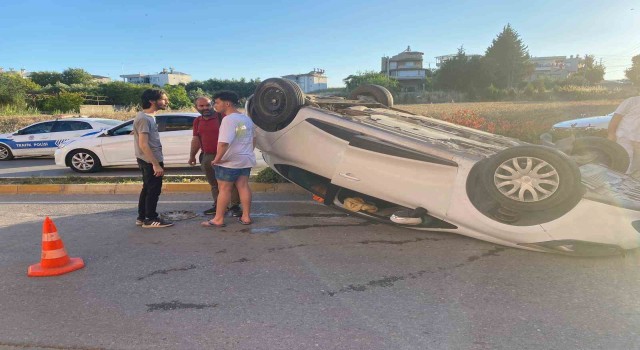 Önüne çıkan araca çarpmamak için direksiyonu kırdı, refüje çıkıp ters döndü