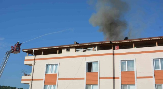 Orduda 7 katlı binanın çatı katında yangın