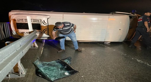 Orduda virajı alamayan yolcu minibüsü devrildi: 3 yaralı