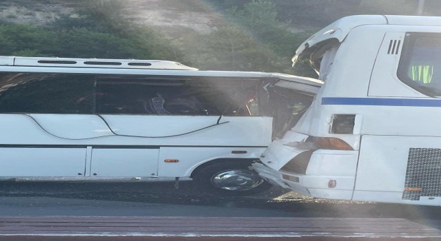 Otel servis otobüsüne servis midibüsü çarptı