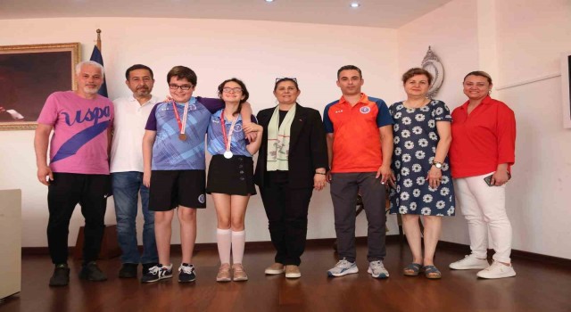 Otizmli gençler madalya sevinçlerini Başkan Çerçioğlu ile paylaştı