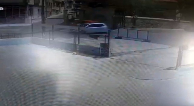 Otomobile çarpan bisikletli çocuk yaralandı, kaza anı kamerada