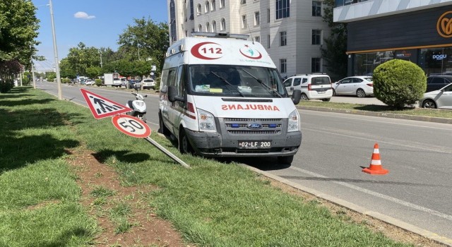 Otomobilin çarptığı ambulans refüje çıktı