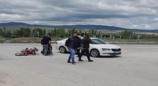 Otomobilin çarptığı motosiklet sürücüsü ağır yaralandı