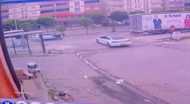 Otomobilin çarptığı yaya yaralandı, o anlar kameraya yansıdı