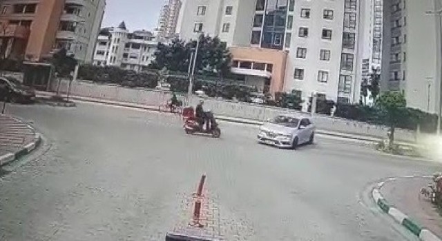 Otomobille çarpışan motosiklet sürücüsü böyle ölümden döndü