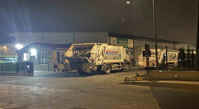 (Özel) Başakşehir Katı Atık Aktarma Merkezi önündeki uzun kuyruk kamyon şoförlerini isyan ettirdi