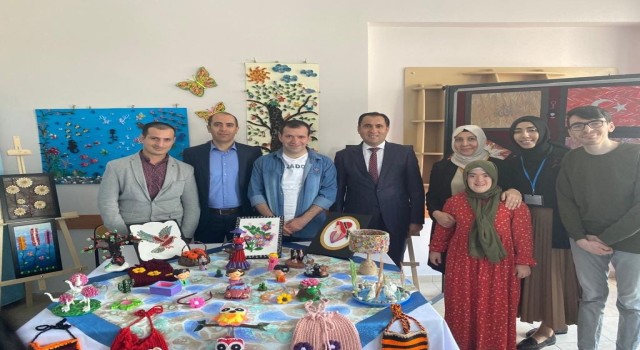 Özel gereksinimli bireylerin eserleri sergide yerini aldı