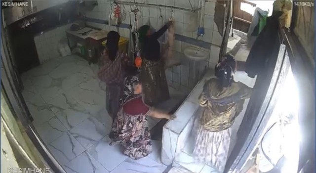 İstanbul'da akıl almaz hırsızlık kamerada: Kancadaki 15 kilogramlık karkas eti çaldılar