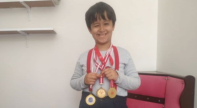 Özel sporcu  Mustafa Kemal, yüzmede Adana İl birincisi oldu