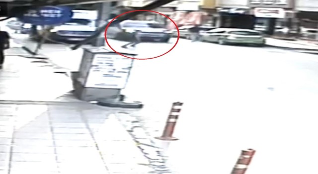 (Özel)Yola aniden fırlayan çocuğa otomobil böyle çarptı