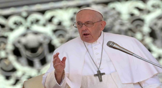 Papa Francisin ameliyatı başarılı geçti