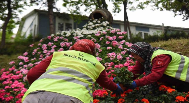 Park ve bahçelerde yapılan çalışmalarla Bileciki güzelleşiyor