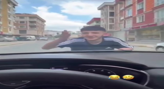 Pendikte otomobilin kaputunda tehlikeli yolculuk kamerada