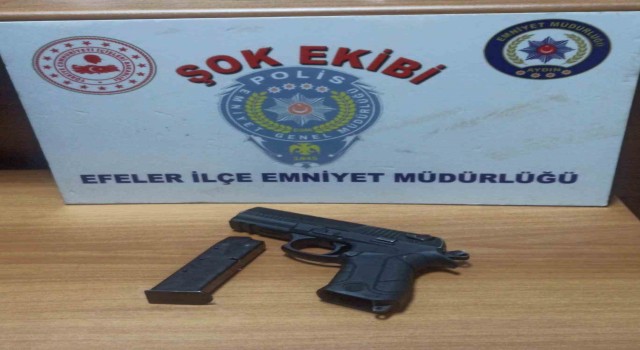 Polis şüphesinde haklı çıktı, üzerinden ruhsatsız tabanca ele geçirildi