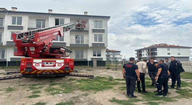 Rezidansta alıkonulan kadını polis ve itfaiye kurtardı