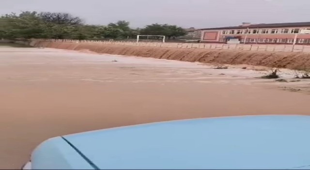 Sağanak sele neden oldu, okul bahçesi şelaleye döndü