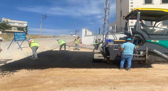 Şahinbeyde havalar ısında asfalt çalışmaları hız kazandı