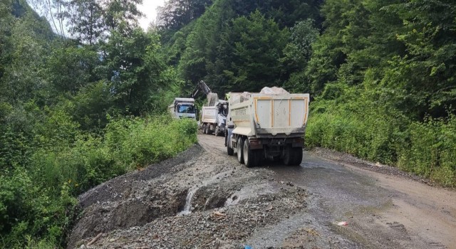 Sakarya Büyükşehir, yağışlarda hasar gören o yol için seferber oldu