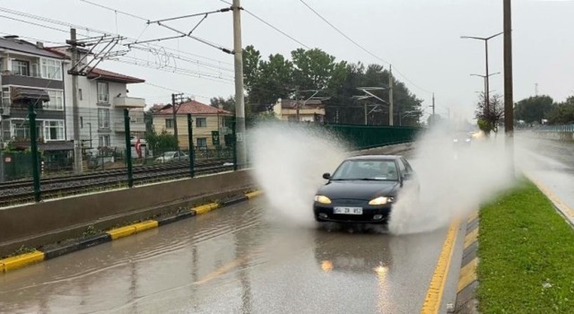 Sakaryada sağanak yağış etkili oluyor