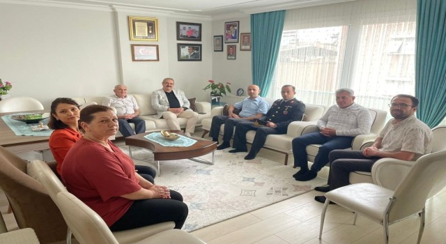 Salihli Kaymakamı Sağlamdan şehit babasına ziyaret