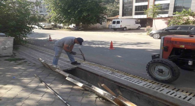 Salihlide yağmur suyu ızgaraları temizlendi