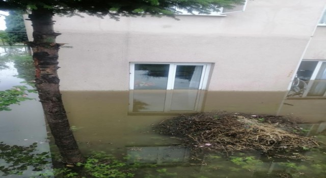 Saltukovada depremzedelerin evleri sular altında kaldı