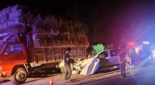 Saman yüklü kamyonetle otomobil çarpıştı: 4 yaralı