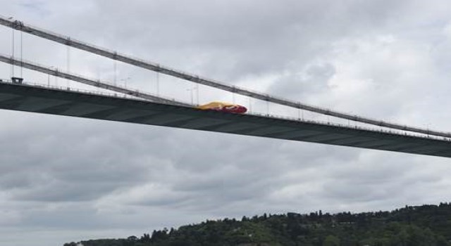 Şampiyon Galatasarayın bayrakları İstanbul Boğazında dalgalanıyor