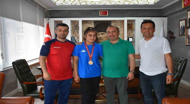 Şampiyon güreşçiden Başkan Sülüke ziyaret