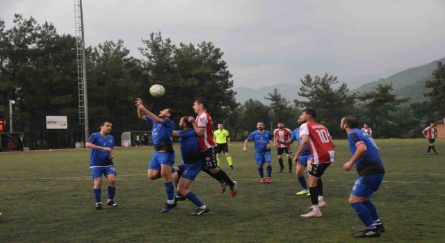Şampiyon Mavi Siyahlar FK kupasını aldı