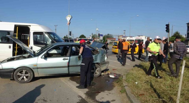 Samsunda minibüs kavşakta iki araca çarptı: 7 yaralı