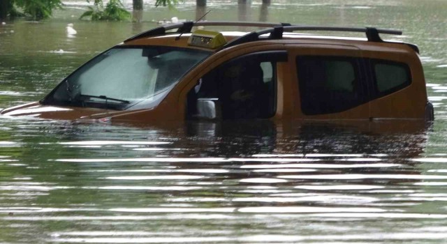 Samsunda taksici selde aracıyla suyun içinde mahsur kaldı