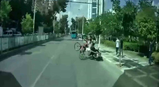 Şanlıurfada motosiklet ve bisikletin çarpışma anı kamerada