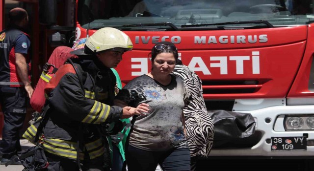 Şarjdaki telefon patladı, yangın çıktı