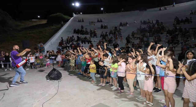 Şehzadelerden çocuklara karne hediyesi açık hava konseri